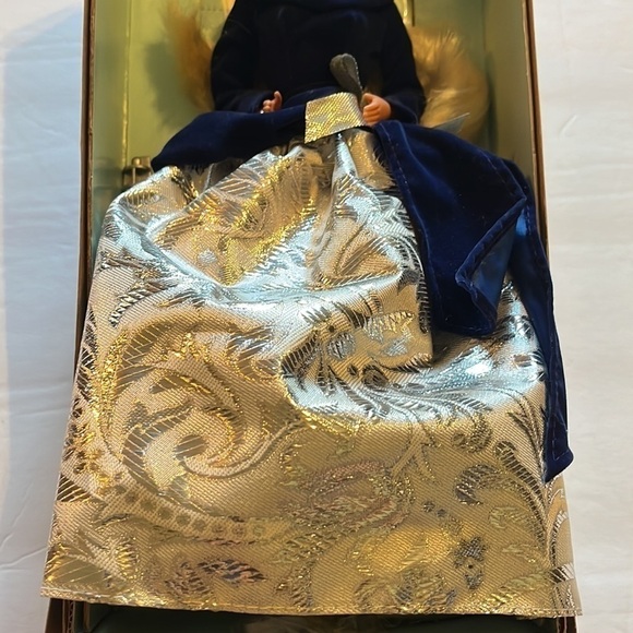 Avon, exclusive, special edition, winter velvet Barbie, first in a series, 1995 - Picture 3 of 7